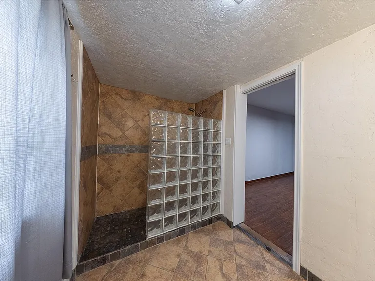 1229 W 21st St — Photo 13