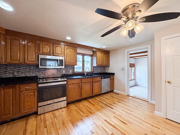 3rd image of 4 Macarthur Cir