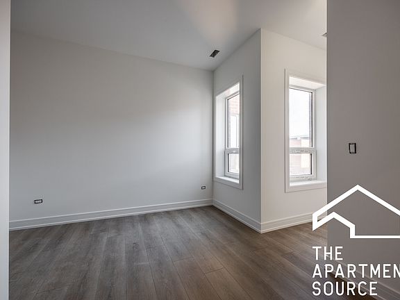 5th image of 2920 W Belmont Ave #2