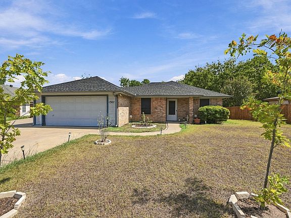 3rd image of 1307 Berry Dr