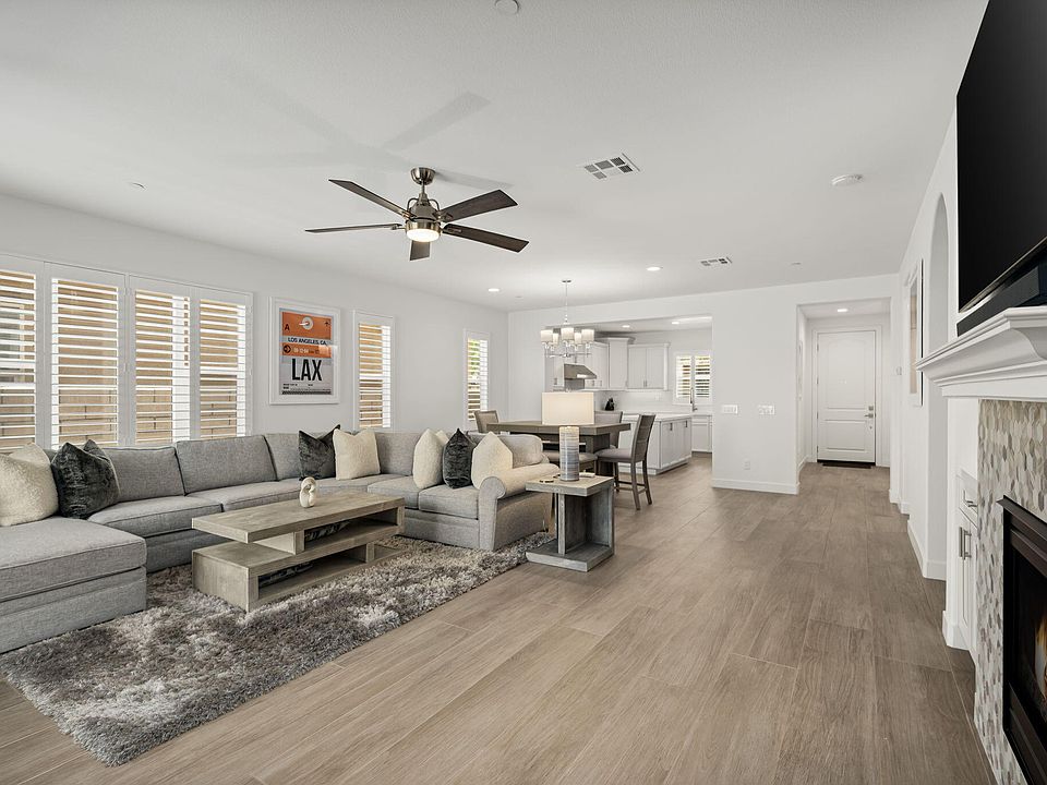 1st image of 564 Calle Vibrante