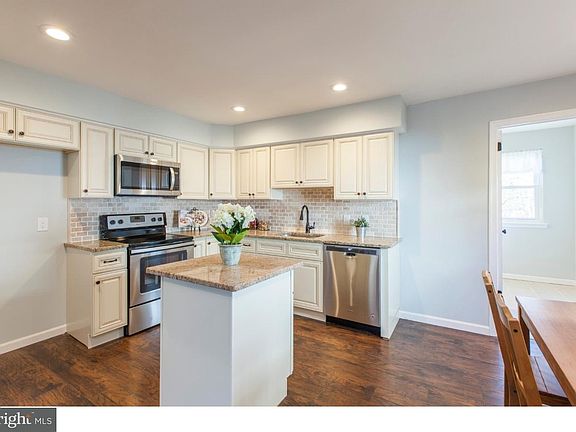 5th image of 158 E Phoenix Dr
