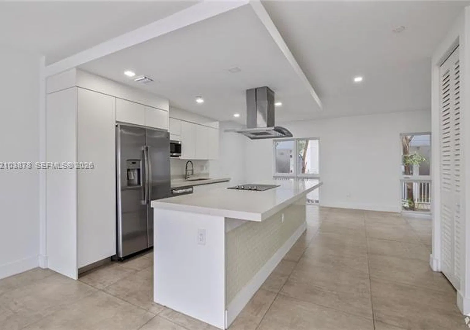 434 SW 10th St — Photo 2
