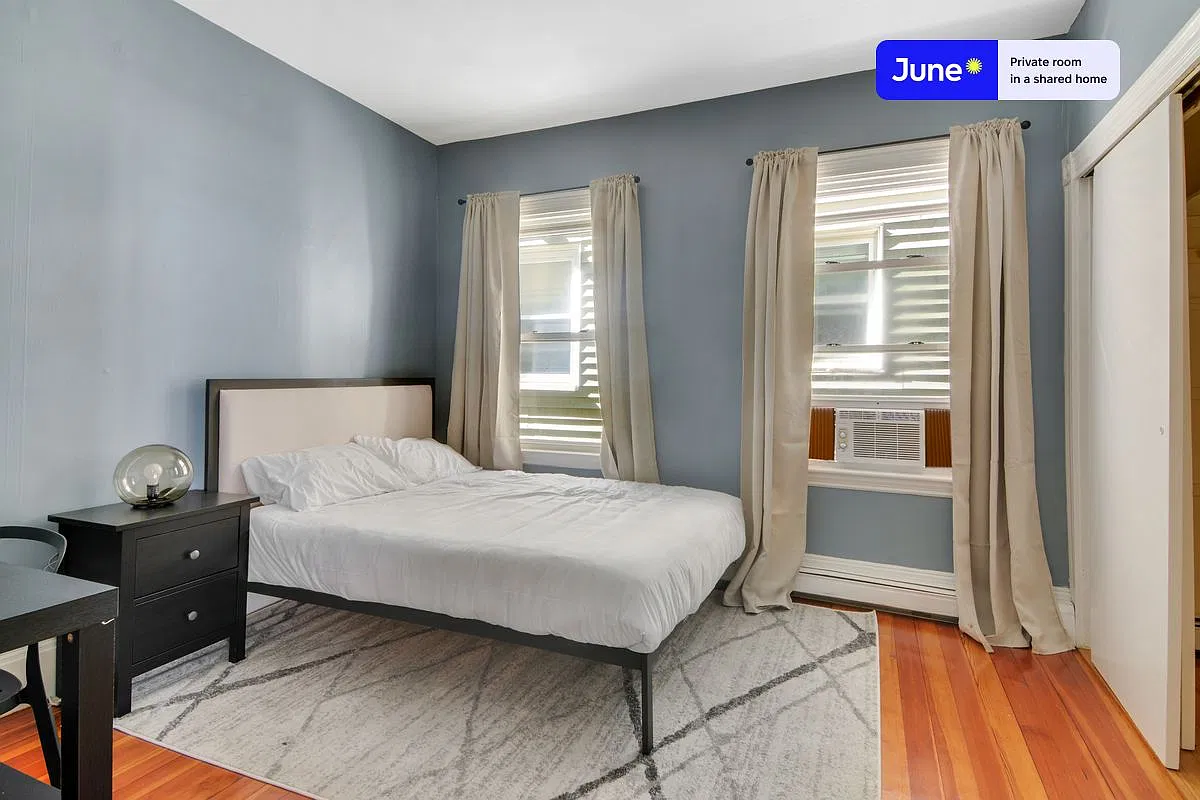 Full bedroom in 4 bed/1 bath home in Polish Triangle #745 B — Photo 1