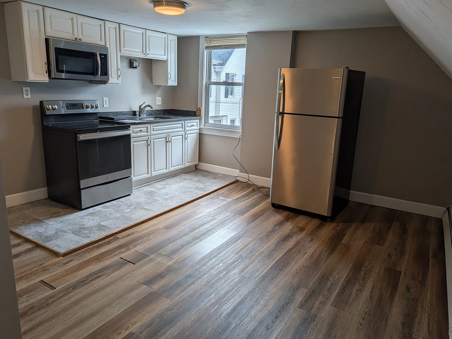 3 bed, 1000 sqft, $2,400 — Photo 2