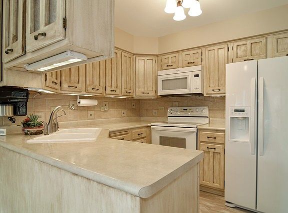 3rd image of 73 E Country Club Ct