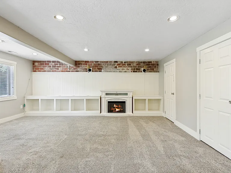 1137 E Holmes Creek Ln — Photo 18