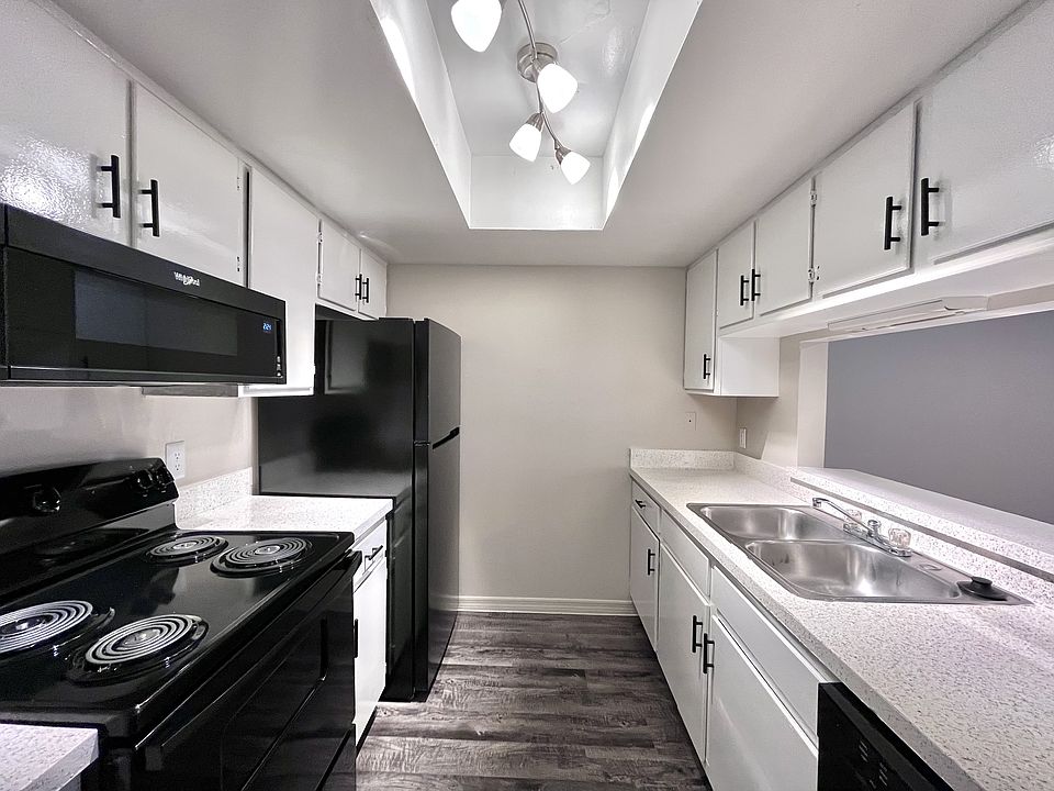 1st image of 4002 S Manhattan Ave #102