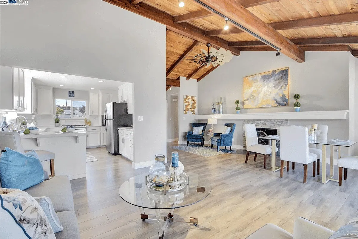 5205 Laguna Court — Photo 2