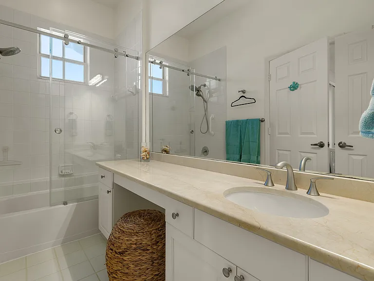 500 L Ambiance Cir #202 — Photo 24