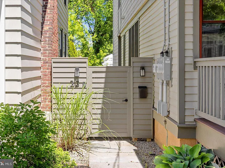 23 Leigh Ave #B — Photo 2