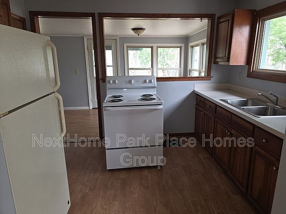 3rd image of 614 Prairie St