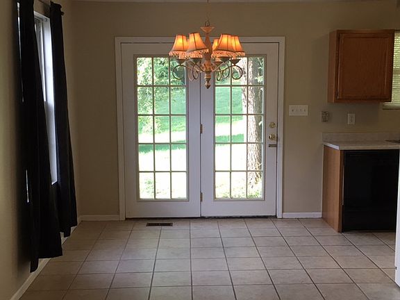 5th image of 3557 Babson St