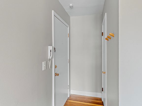 Spacious Studio The Flats at Wasson Way Entry Way