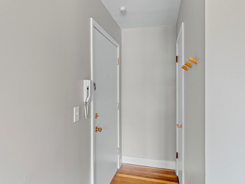 Spacious Studio The Flats at Wasson Way Entry Way