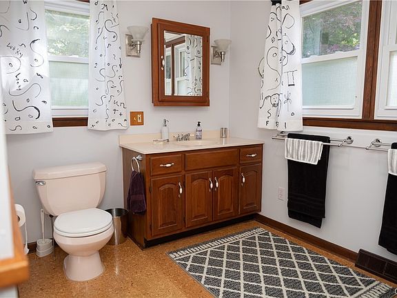 3rd image of 5884 Fieldstone Dr