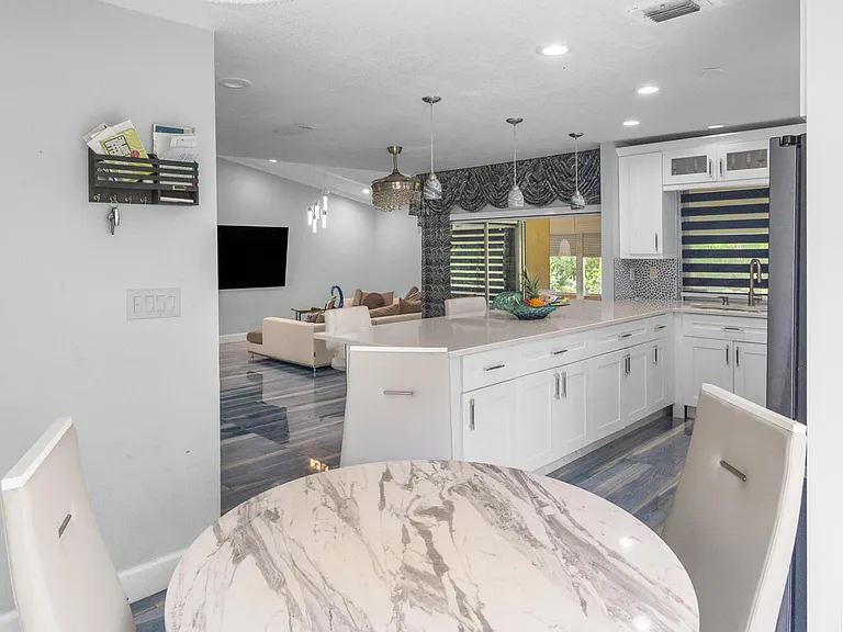 5557 Cameo Dr N — Photo 17