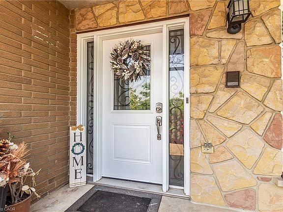 3rd image of 404 Queenston Rd