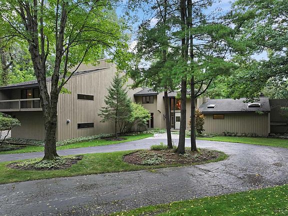 2nd image of 560 Thornmeadow Rd