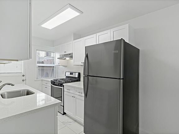 4th image of 2027 Washington Ave #1