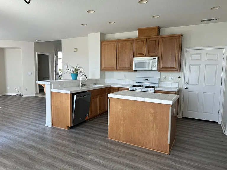 2065 McKenzie Pl — Photo 3