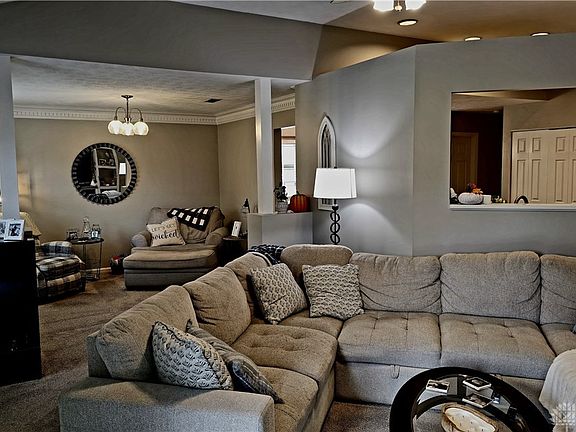 3rd image of 907 Sunset Dr
