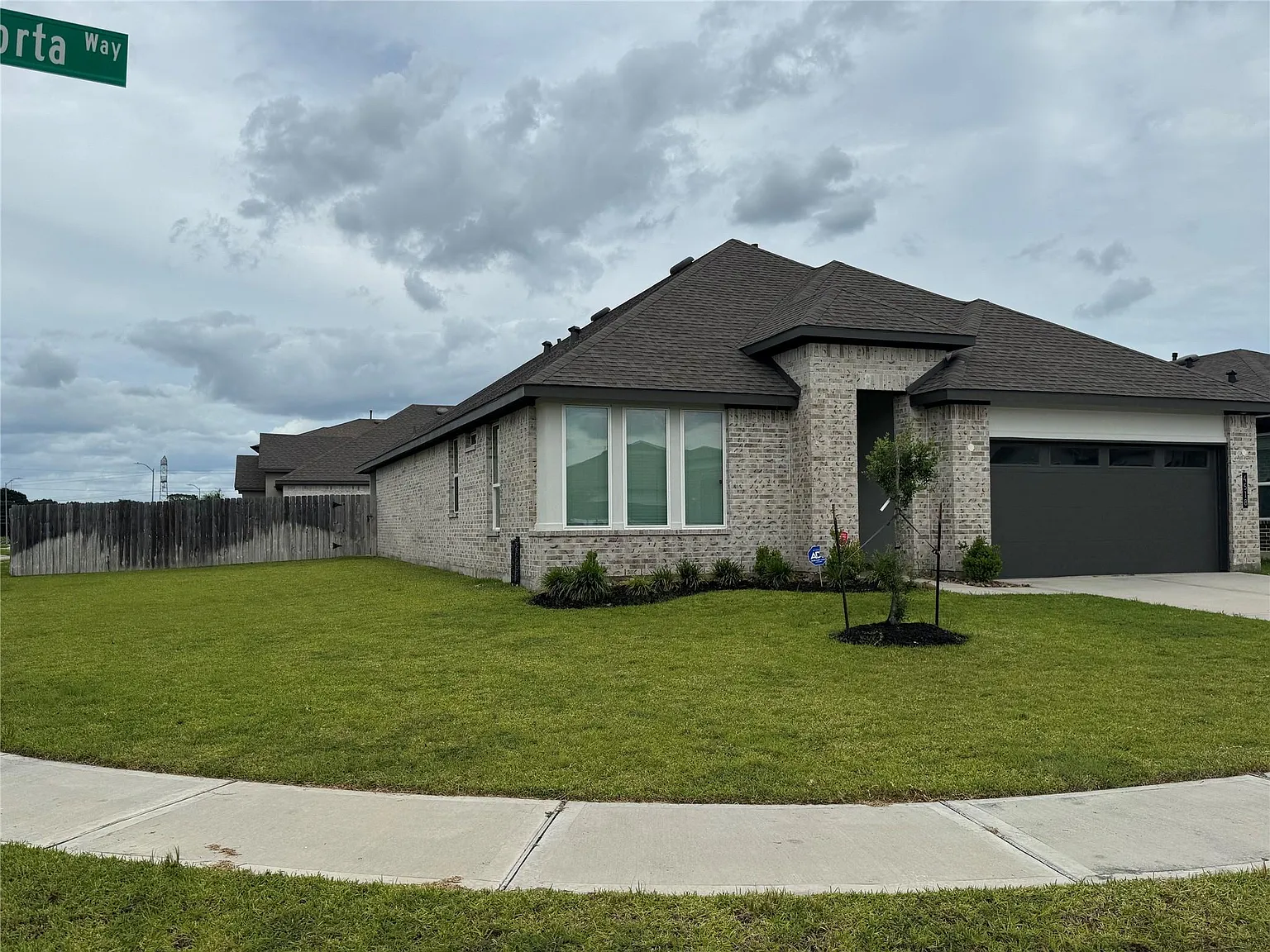 4 bed, 3.0 bath, 2054 sqft, $2,600 — Photo 1