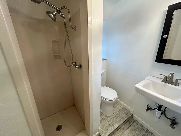 225 Sunset Blvd — Photo 15