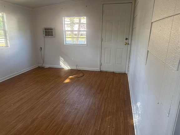 5th image of 182 Carver Ave