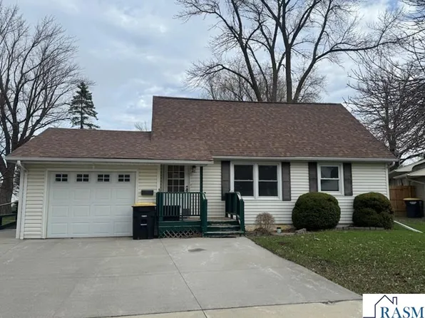 219 N Circle Dr, Blue Earth, MN 56013