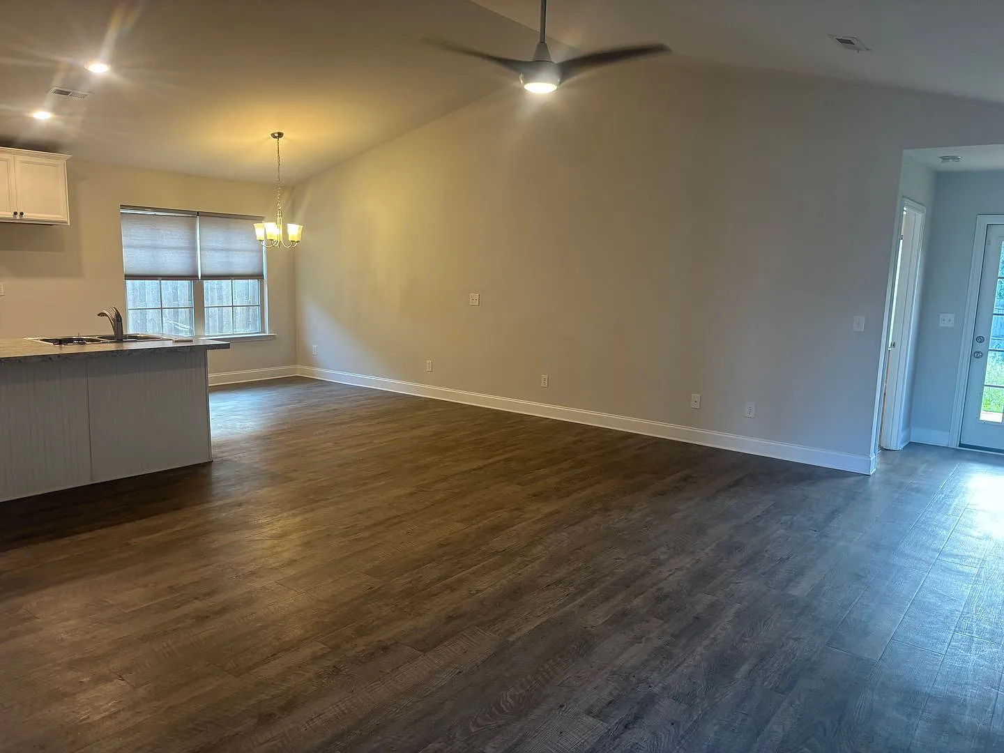 Gorgeous 3 bedroom 2 bathroom in Harvest — Photo 2