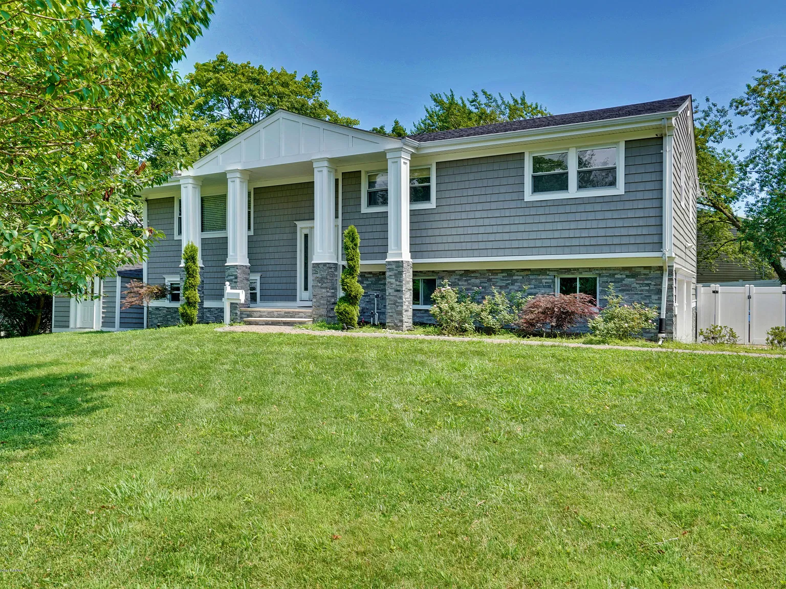 5 bed, 2.5 bath, 2262 sqft, $4,100 — Photo 1