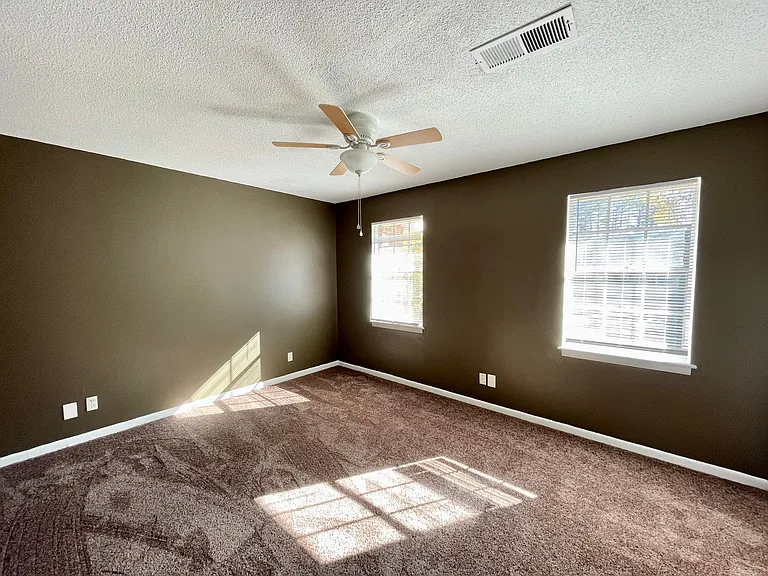 1704 Devonwood Dr — Photo 13