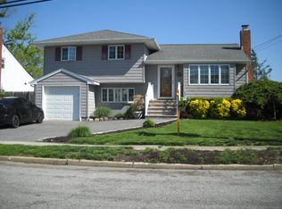 2489 Navy Pl, Bellmore, NY 11710