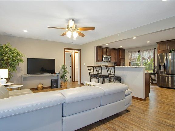 5th image of 214 Breezy Point Dr
