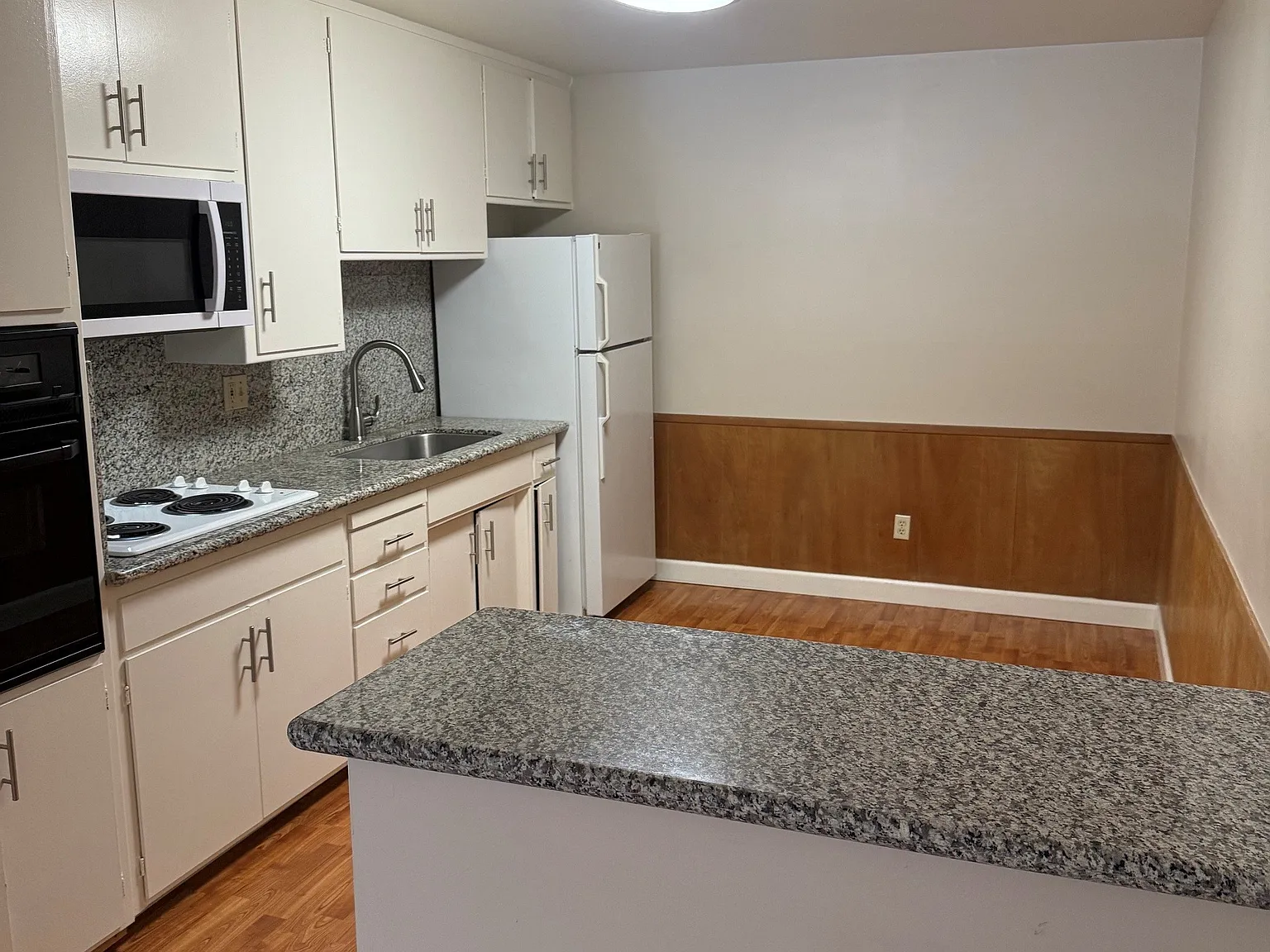 2 bed, 1000 sqft, $1,695 — Photo 2