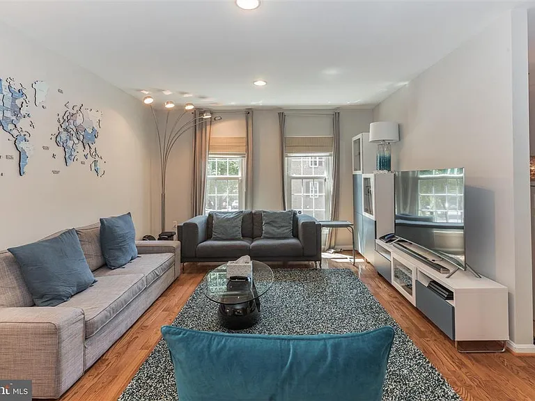 Living Room (photo 2/2)