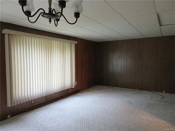 4th image of 415 Balsam Dr