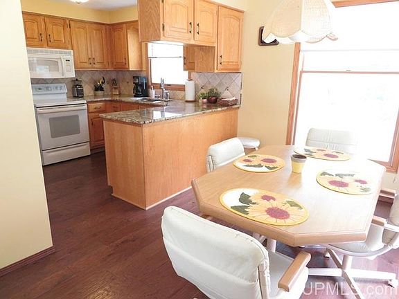 4th image of 11 Pinehurst Dr