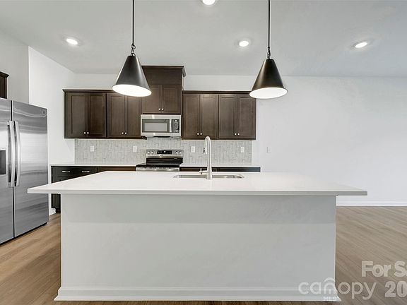 3rd image of 406 Hendley Dr