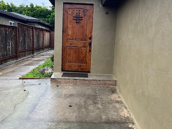 BEAUTIFUL COUNTRY DOOR OPENS UP TO A LARGE LIVINGROOM AND A KCH