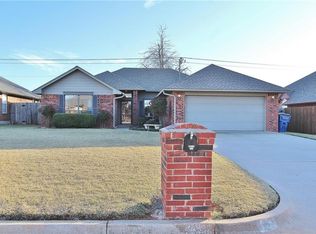 404 E Twelve Oaks Ter, Mustang, OK 73064