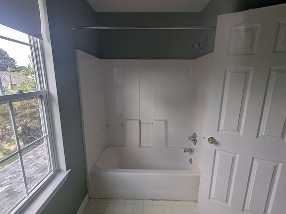 4th image of 1427 Harvey Ave