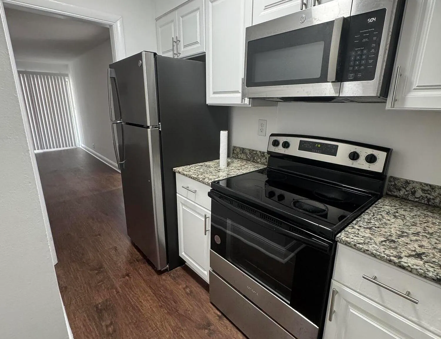 2 bed, 1.0 bath, 698 sqft, $2,000 — Photo 1