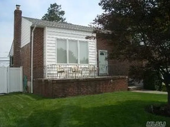 3923 Arthur Ave N, Seaford, NY 11783