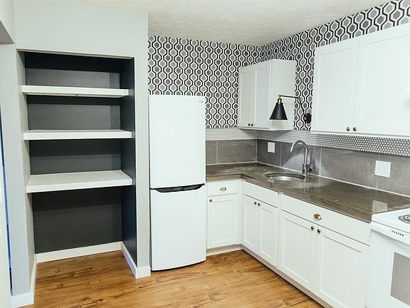 3rd image of 326 E Hillsdale St APT 9
