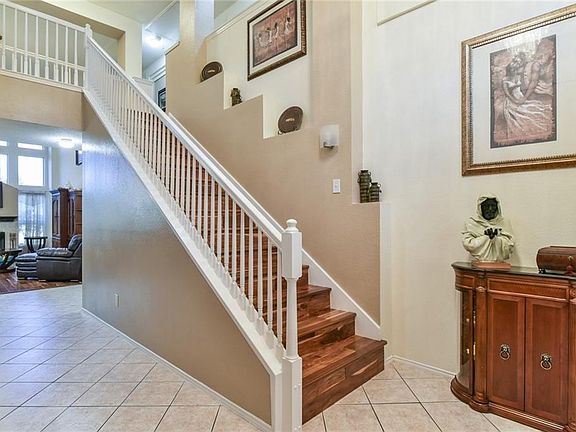 3rd image of 905 Rainbow Ln