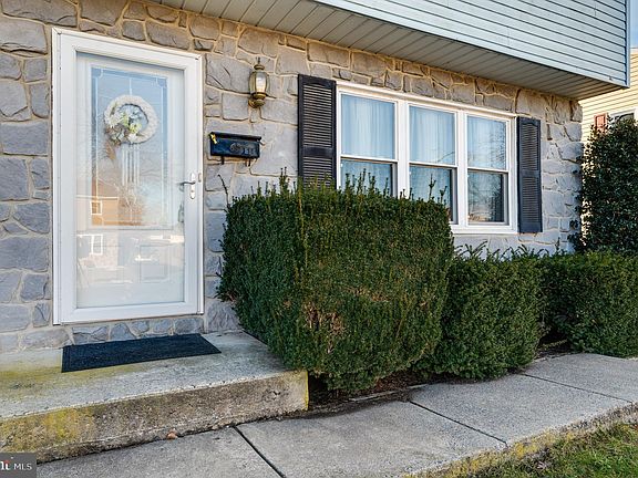 3rd image of 514 E Linden St