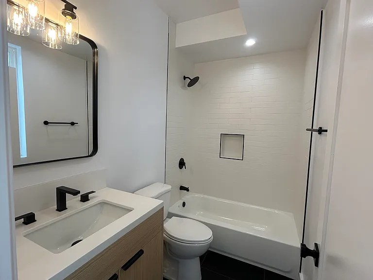 6401 1/2 Odessa Ave — Photo 13