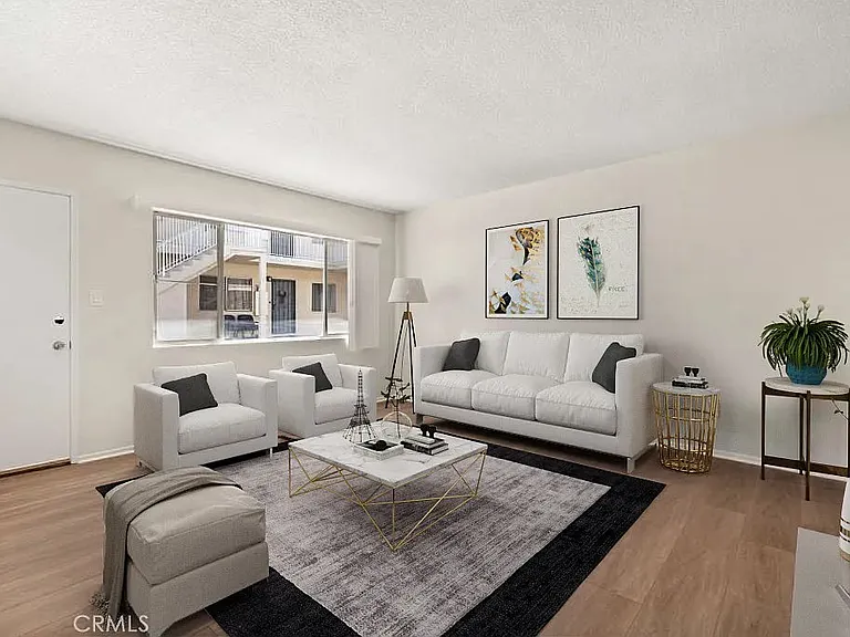 437 W Glenoaks Blvd #3 — Photo 2